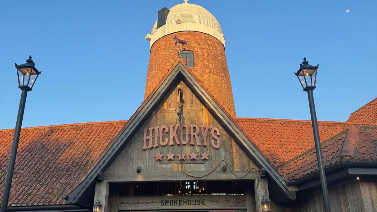 Entrance sign of Hickory's Smokehouse restaurant